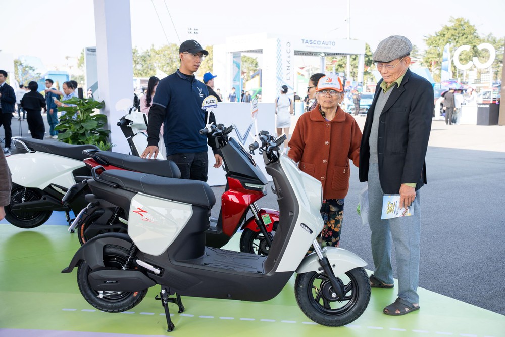 Học sinh mê VinFast ZGoo: Nhỏ gọn, màu đẹp, đi học chuẩn gu Gen Z - Ảnh 1.