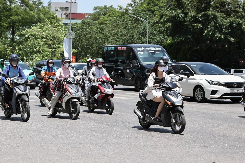 Dự báo thời tiết ngày 25/6: Bắc và Trung Bộ oi nóng khắc nghiệt, chiều tối đề phòng dông lốc - Ảnh 1.