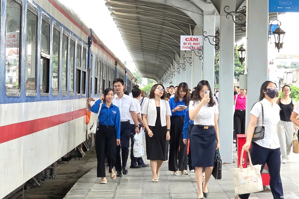 Đường sắt vận hành đoàn tàu riêng đưa đón y, bác sĩ đến cơ sở 2 Bệnh viện Bạch Mai - Ảnh 1. Đường sắt vận hành đoàn tàu riêng đưa đón y, bác sĩ đến cơ sở 2 Bệnh viện Bạch Mai - Ảnh 1.