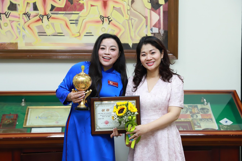 NSƯT Tố Nga - nghệ sĩ Việt Nam duy nhất giành Cúp Vàng Liên hoan Nghệ thuật Hữu nghị Mùa xuân Tháng Tư ở Triều Tiên - Ảnh 1.