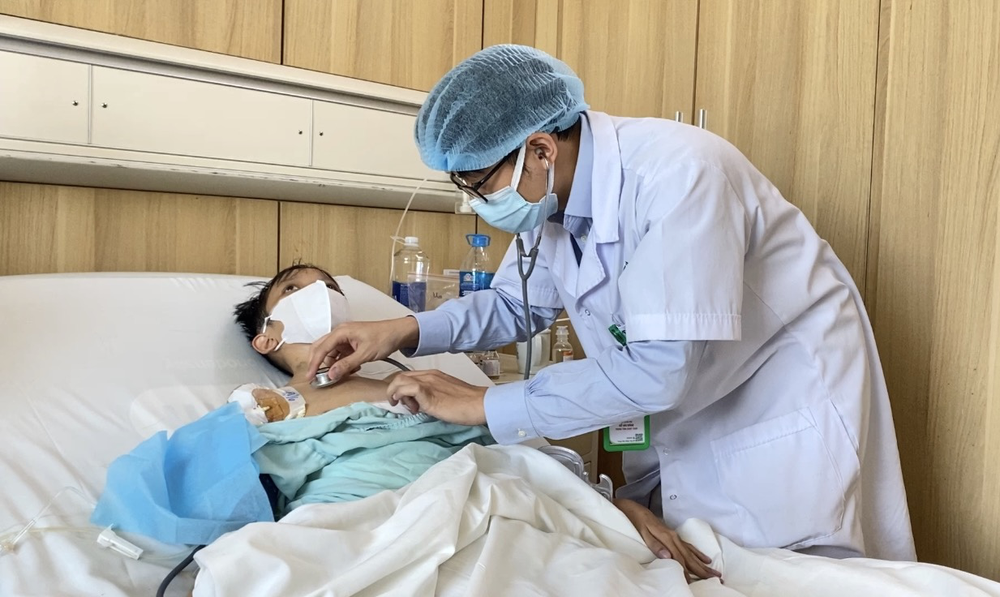 Ghép gan cứu sống nam sinh 16 tuổi mắc xơ gan di truyền giai đoạn cuối - Ảnh 1.