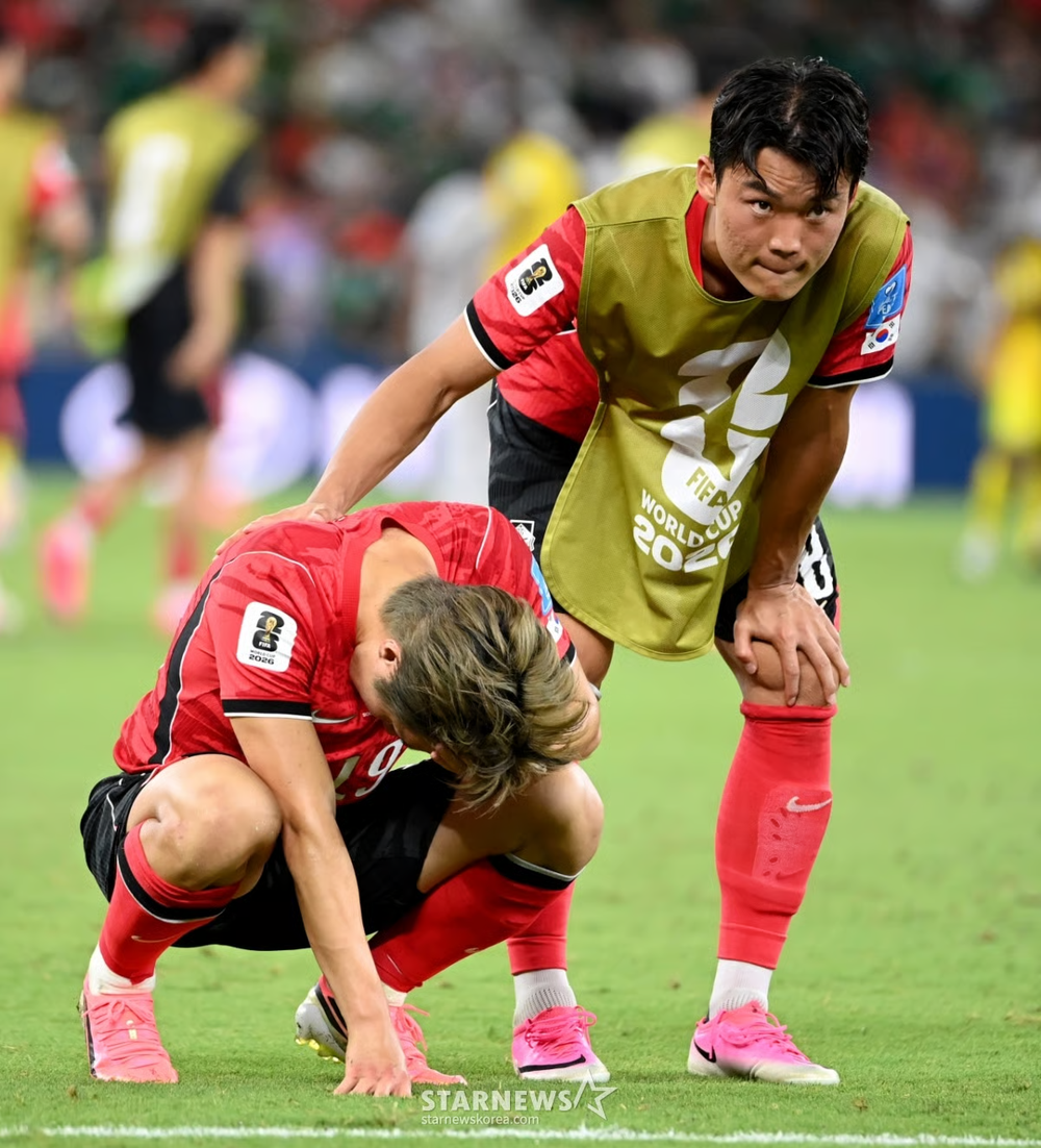World Cup 2026: Lee Kang In đấm mặt cỏ, cắn xé áo đấu, thất vọng tột cùng sau trận thua của Hàn Quốc - Ảnh 3.