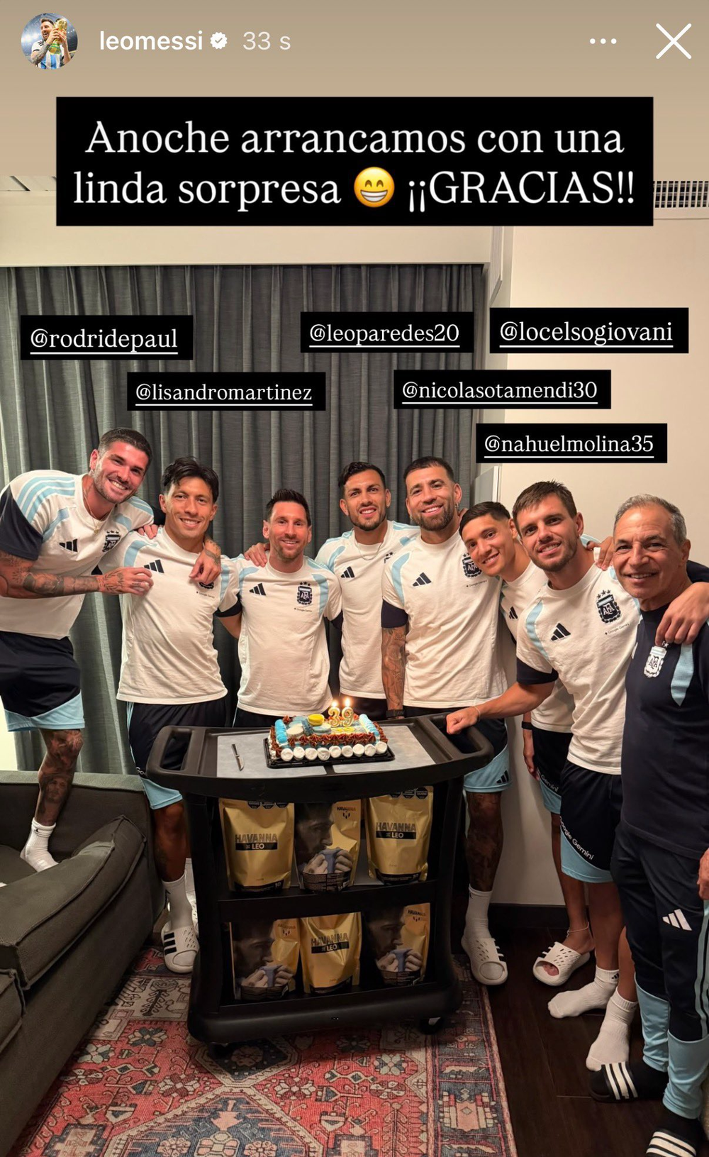 Nhận quà sinh nhật đặc biệt từ đồng đội, Messi gửi lời tri ân - Ảnh 1.
