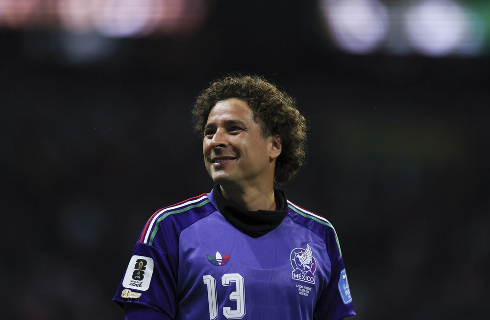 Thủ thành Ochoa đi vào lịch sử World Cup cùng Mexico - Ảnh 1.