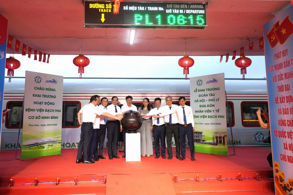 Khai trương chuyến tàu Bet88013 com nổ hũ đưa chuyên gia Bệnh viện Bạch Mai về cơ sở tuyến dưới - Ảnh 1.