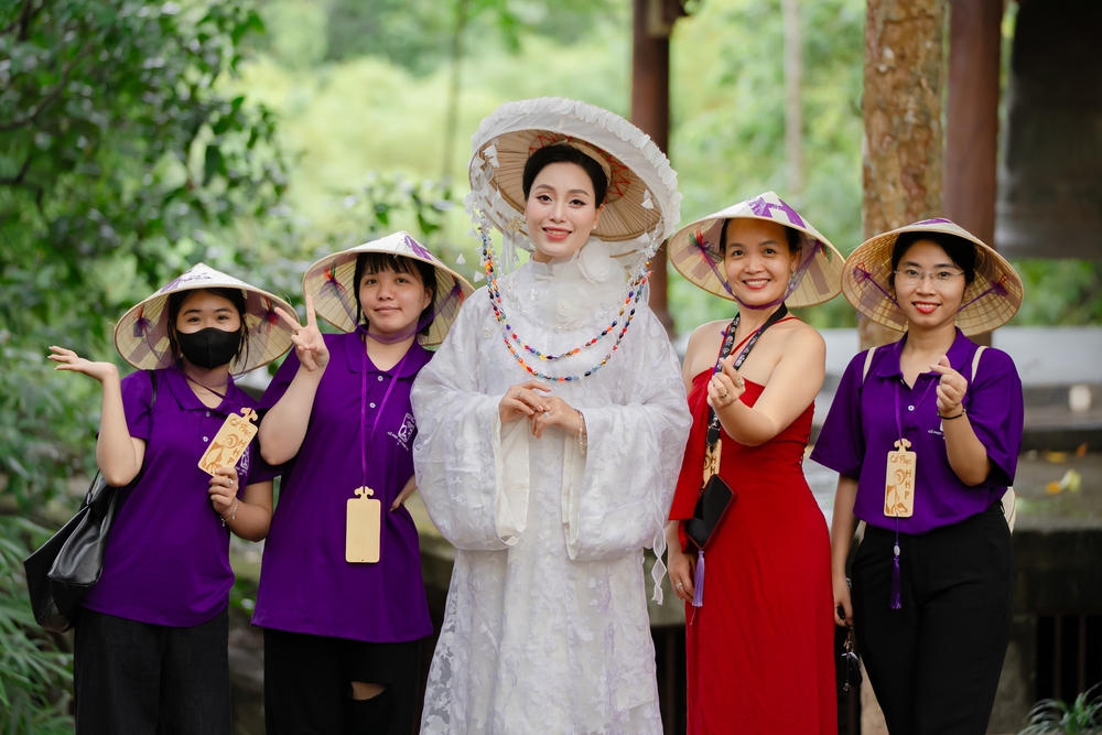 Sao Mai Huyền Trang ra mắt MV "Em là cô gái Việt Nam" - Ảnh 7.
