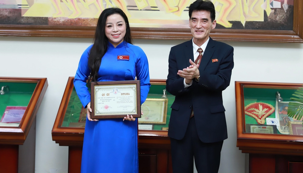 NSƯT Tố Nga giành Cúp Vàng Liên hoan Nghệ thuật Hữu nghị Mùa xuân Tháng Tư ở Triều Tiên - Ảnh 1.