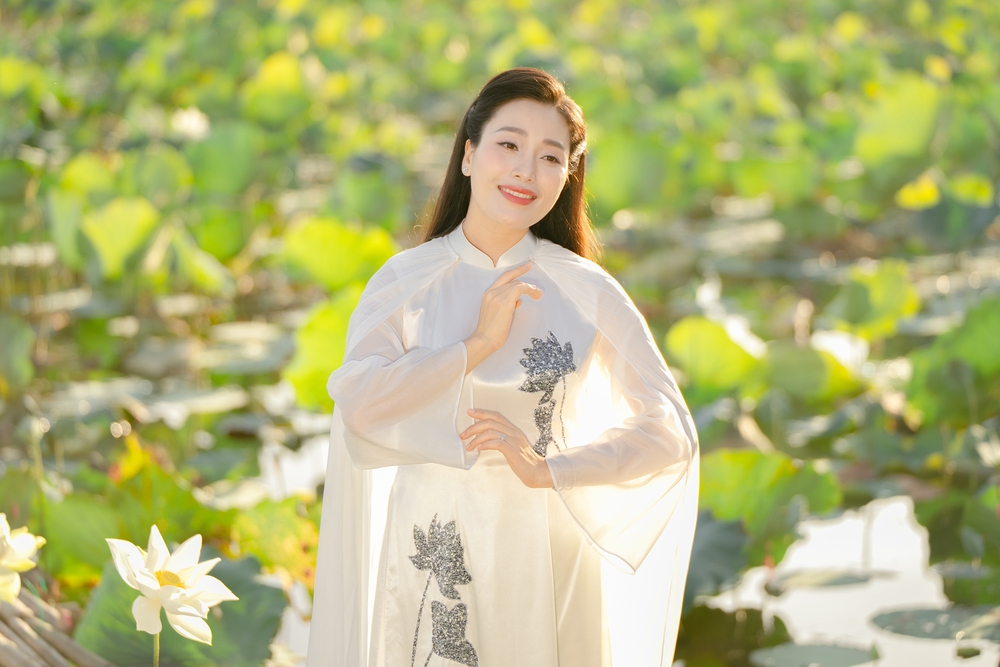 Sao Mai Huyền Trang ra mắt MV "Em là cô gái Việt Nam" - Ảnh 5.
