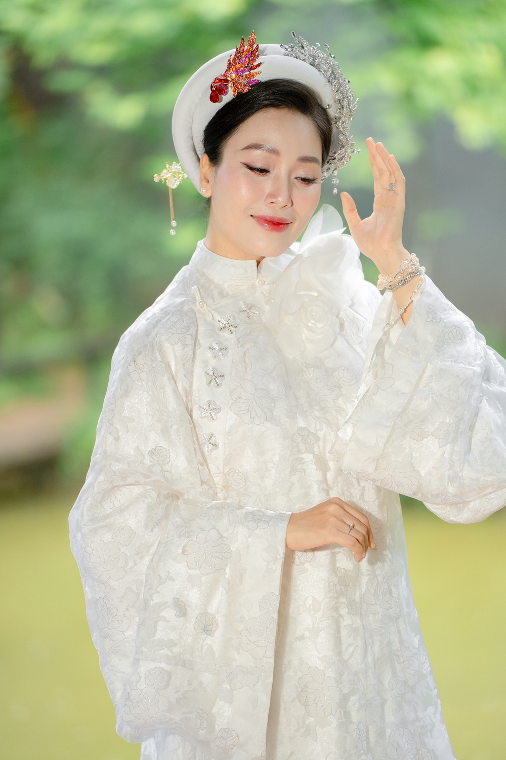 Sao Mai Huyền Trang ra mắt MV "Em là cô gái Việt Nam" - Ảnh 6.
