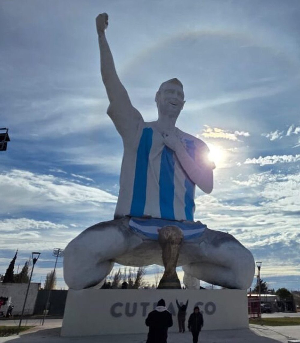 Tượng Messi bị chế giễu trên mạng xã hội vì được cho là không hề giống siêu sao người Argentina. Ảnh: X