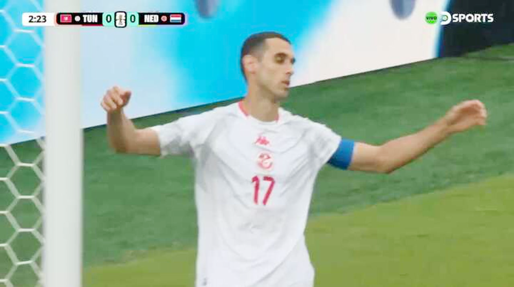 Trận Hà Lan - Tunisia ở World Cup 2026 gặp sự cố hy hữu: Trọng tài phải hoãn hiệp hai do thiếu cầu thủ trên sân - Ảnh 1.