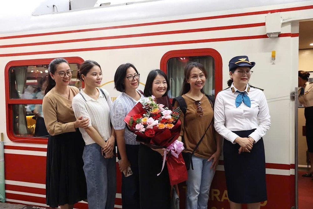 Chính thức vận hành đôi tàu kết nối 2 cơ sở Bệnh viện Bạch Mai - Ảnh 2.