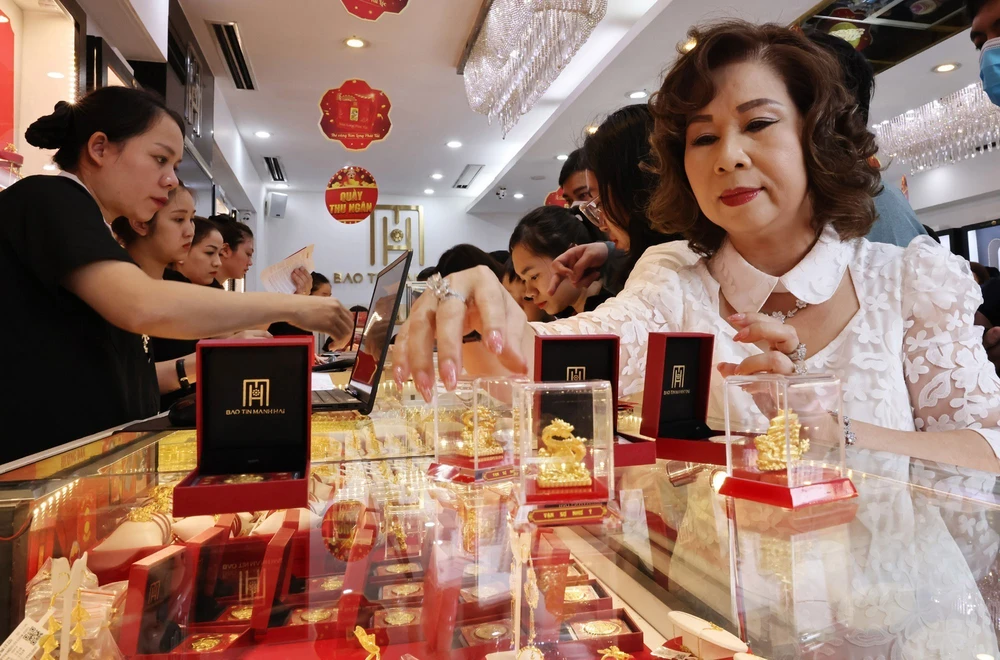 Giá vàng hôm nay 26/6: Vàng SJC tăng 600.000 đồng/lượng - Ảnh 1.
