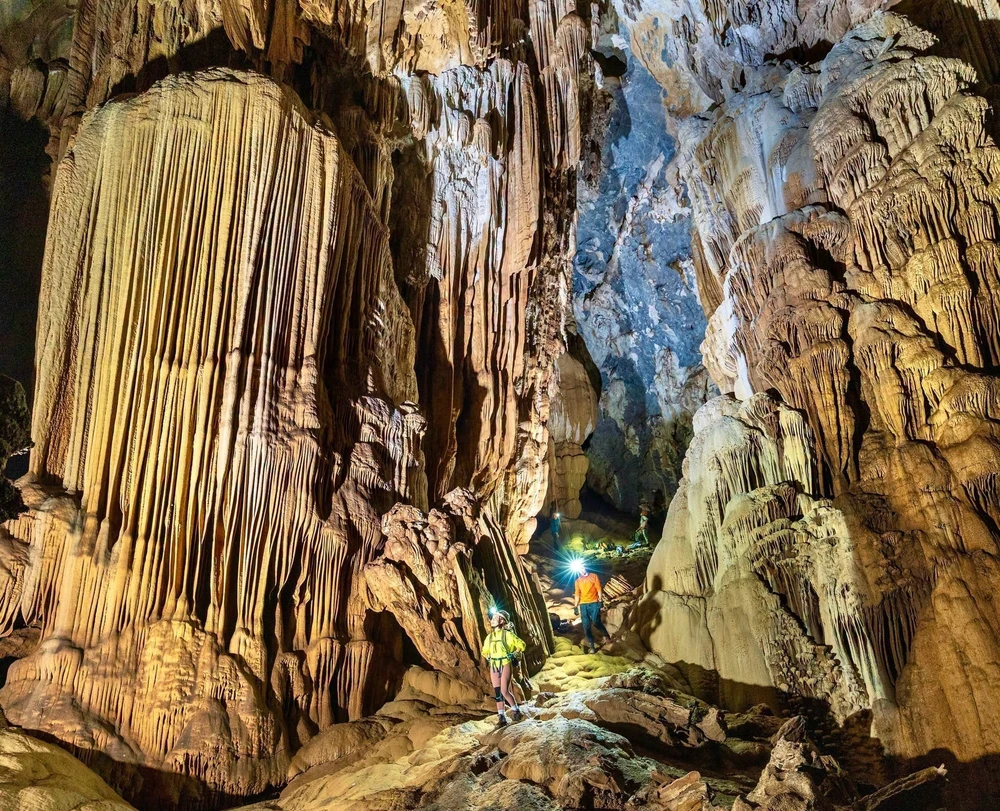 Phát hiện hang động mới với hệ thống thạch nhũ và ngọc động hiếm gặp tại Phong Nha - Kẻ Bàng - Ảnh 2.