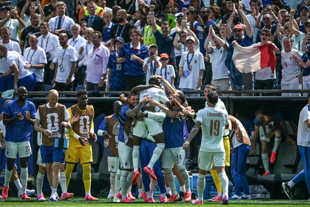 Một tình huống hy hữu đã xảy ra bên lề trận đấu giữa Pháp và Na Uy tại World Cup 2026 khi một chiếc trực thăng bất ngờ bay sà rất thấp qua khu vực sân vận động. Ảnh: AFP/TTXVN