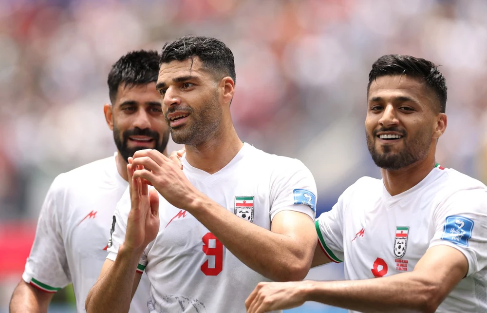 Đội trưởng tuyển Iran Mehdi Taremi (số 9) đã có những phát biểu gay gắt nhắm vào FIFA, đồng thời cho rằng toàn đội có cảm giác các nhà tổ chức World Cup 2026 mong muốn họ phải sớm dừng bước tại giải đấu. Ảnh: AFP/TTXVN