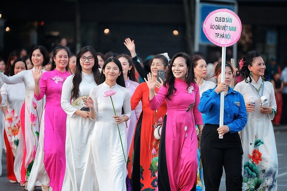 Hơn 2.000 người với áo dài hoạ tiết hoa sen diễu hành bên Hồ Tây - Ảnh 11.