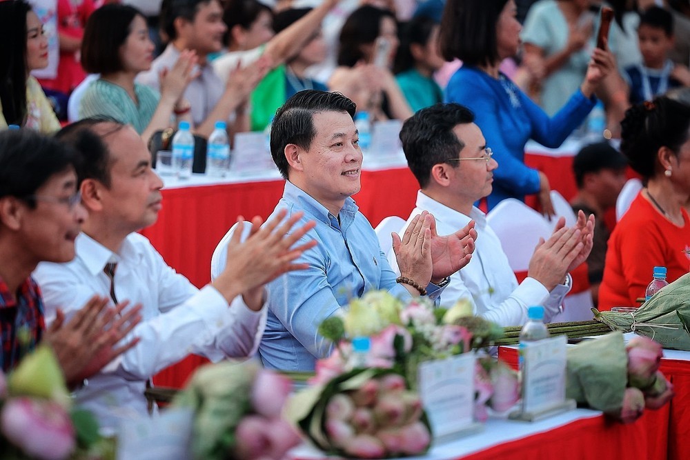 Hơn 2.000 người với áo dài hoạ tiết hoa sen diễu hành bên Hồ Tây - Ảnh 1.