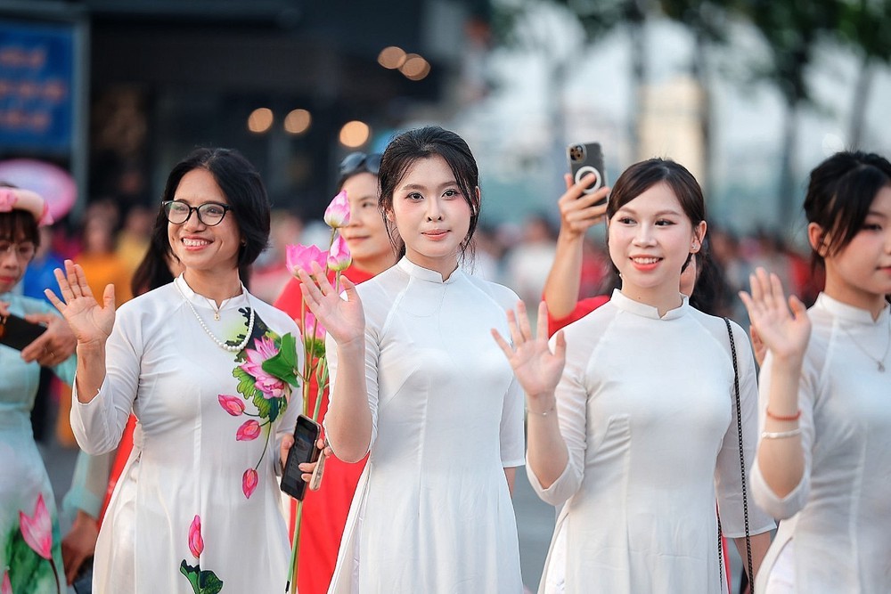 Hơn 2.000 người với áo dài hoạ tiết hoa sen diễu hành bên Hồ Tây - Ảnh 16.