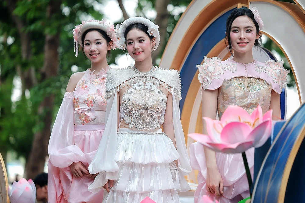 Hơn 2.000 người với áo dài hoạ tiết hoa sen diễu hành bên Hồ Tây - Ảnh 17.
