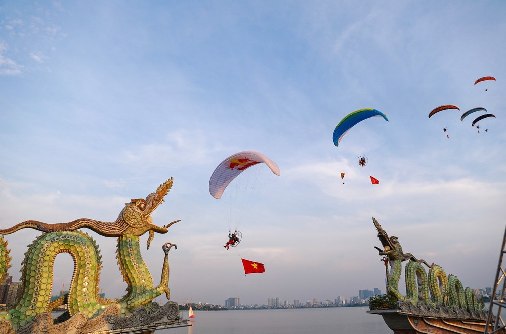 Hơn 2.000 người với áo dài hoạ tiết hoa sen diễu hành bên Hồ Tây - Ảnh 4.