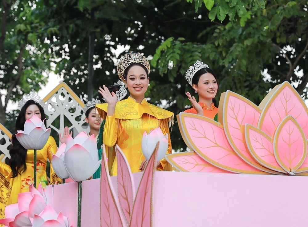 Hơn 2.000 người với áo dài hoạ tiết hoa sen diễu hành bên Hồ Tây - Ảnh 18.