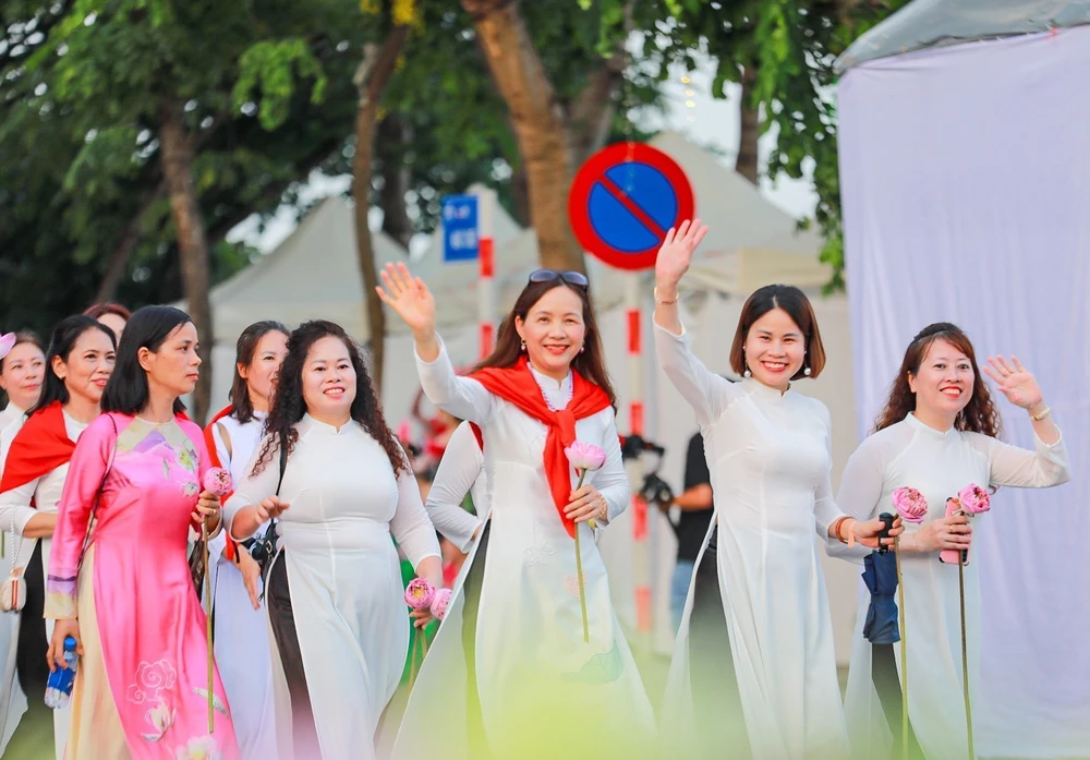 Hơn 2.000 người với áo dài hoạ tiết hoa sen diễu hành bên Hồ Tây - Ảnh 15.