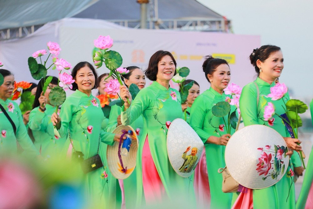 Hơn 2.000 người với áo dài hoạ tiết hoa sen diễu hành bên Hồ Tây - Ảnh 13.