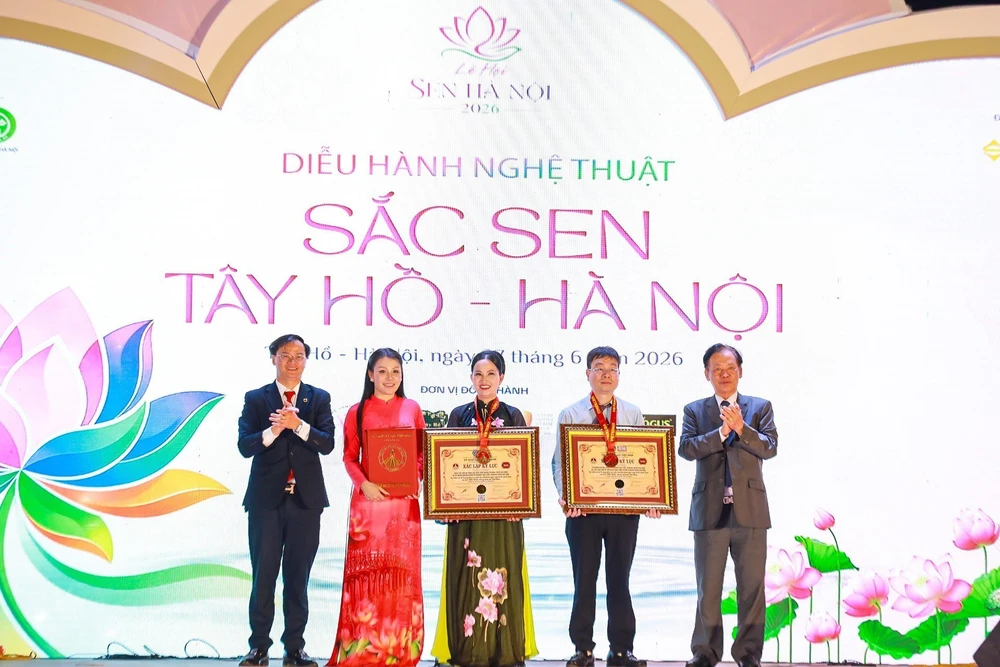 Hơn 2.000 người với áo dài hoạ tiết hoa sen diễu hành bên Hồ Tây - Ảnh 2.