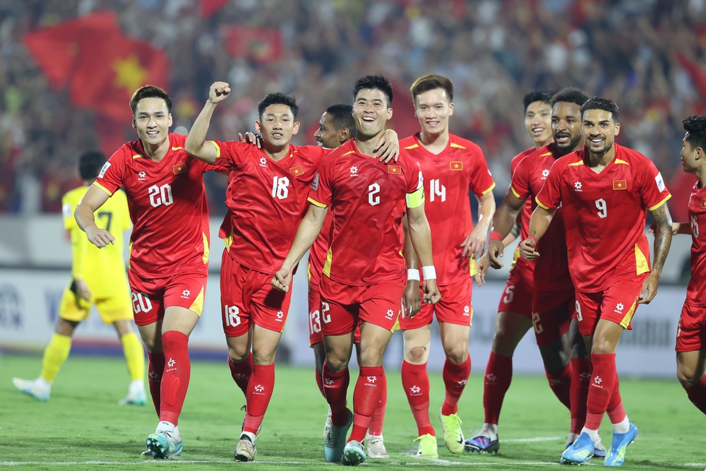 World Cup “nóng” cùng cuộc đua vị trí ở đội tuyển Việt Nam - Ảnh 1.