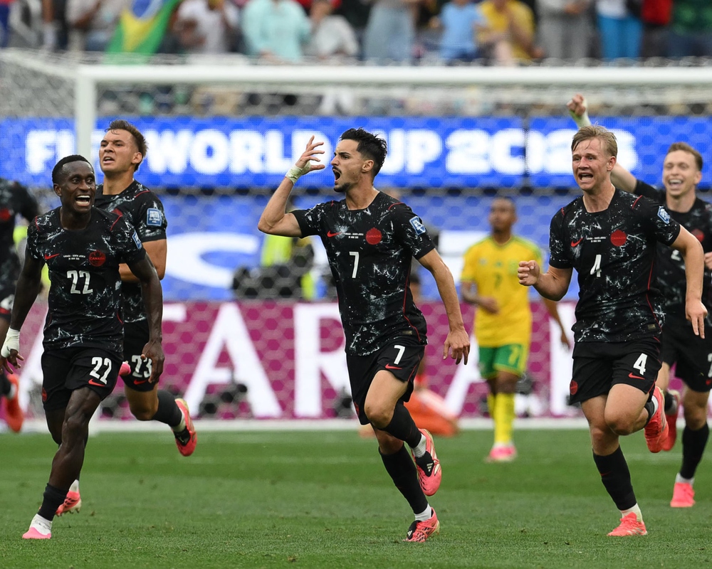 Người hùng ghi bàn giúp ĐT Canada vào vòng 16 đội ở World Cup 2026 là ai? - Ảnh 1.