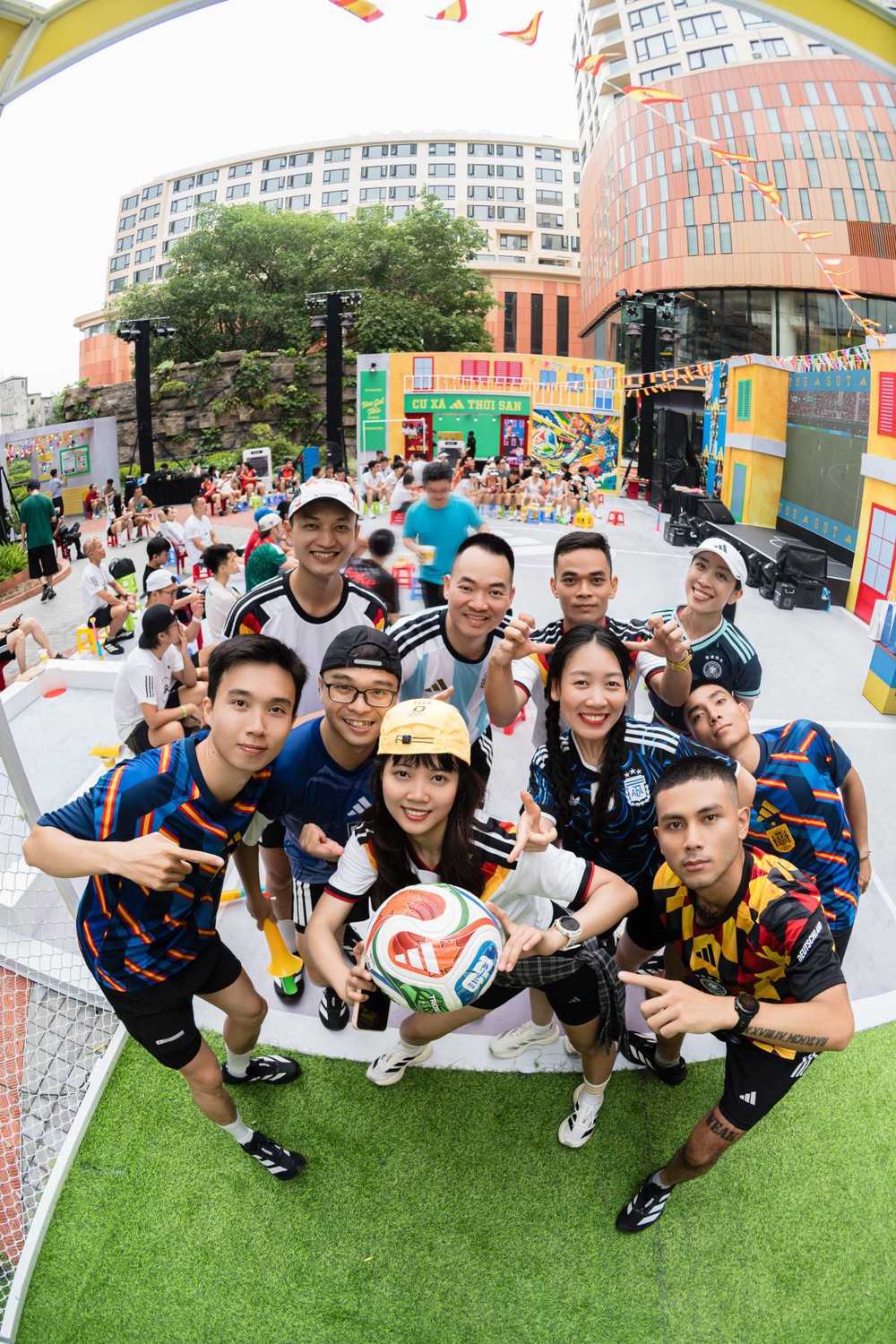 Cư Xá adidas: Chuỗi sự kiện World Cup toàn cầu của adidas lần đầu có mặt tại Việt Nam  - Ảnh 2.