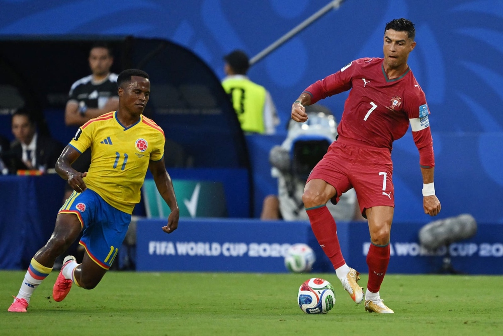 Ronaldo đổi 2 đôi giày trong trận gặp Colombia, vẫn không thể ghi bàn cho ĐT Bồ Đào Nha - Ảnh 1.