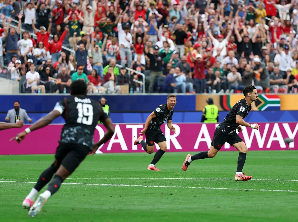 Bùng nổ phút bù giờ, Canada thắng tối thiểu Nam Phi để giành vé vào vòng 16 đội World Cup 2026 - Ảnh 1.