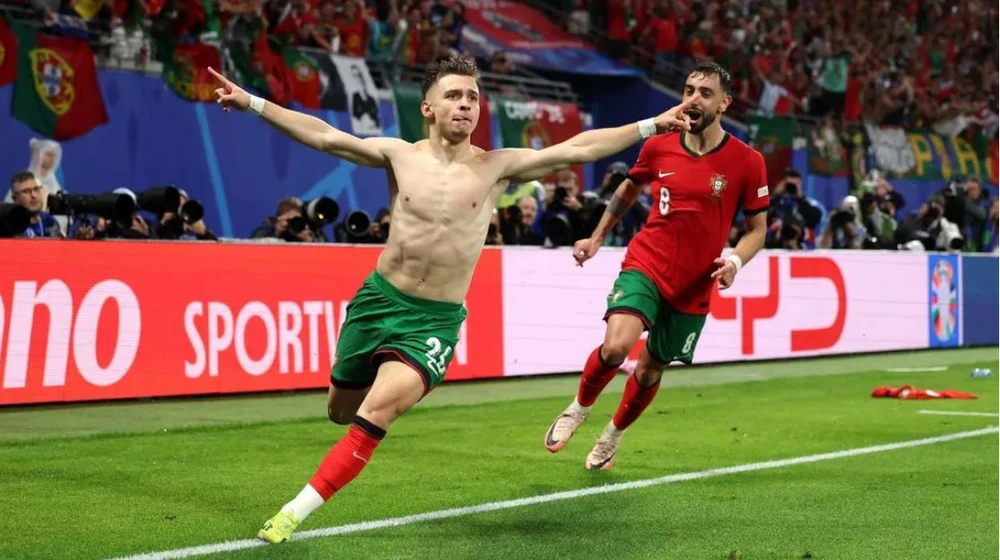 Cặp song sinh của bạn gái sao Bồ Đào Nha gây sốt tại World Cup 2026 - Ảnh 4.