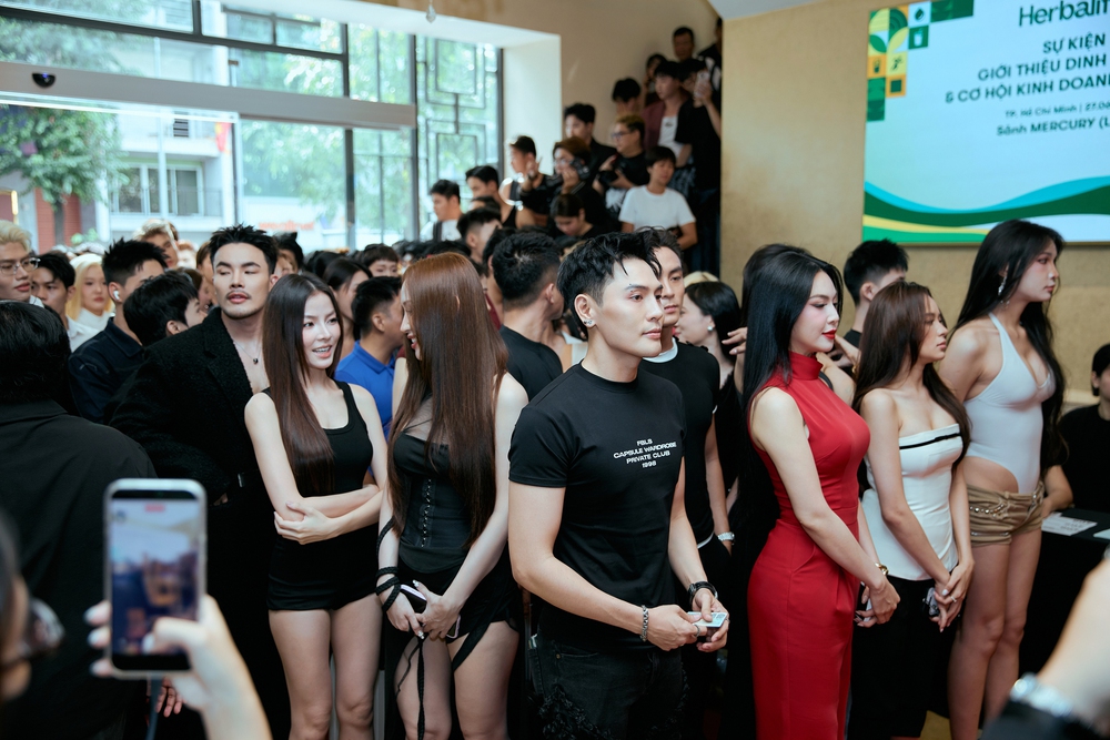 Võ Đăng Khoa xếp hàng từ 7h sáng cùng hàng trăm thí sinh casting The Face Vietnam 2026  - Ảnh 1.