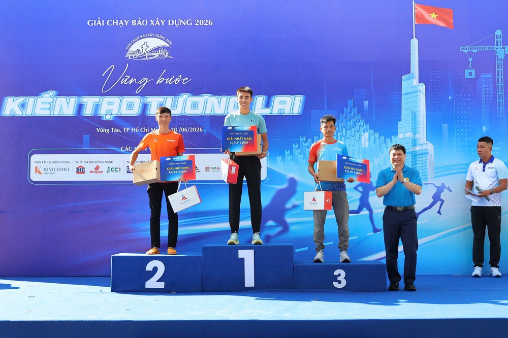 Từ đường đua đến hành trình truyền cảm hứng yêu thương - Ảnh 2.