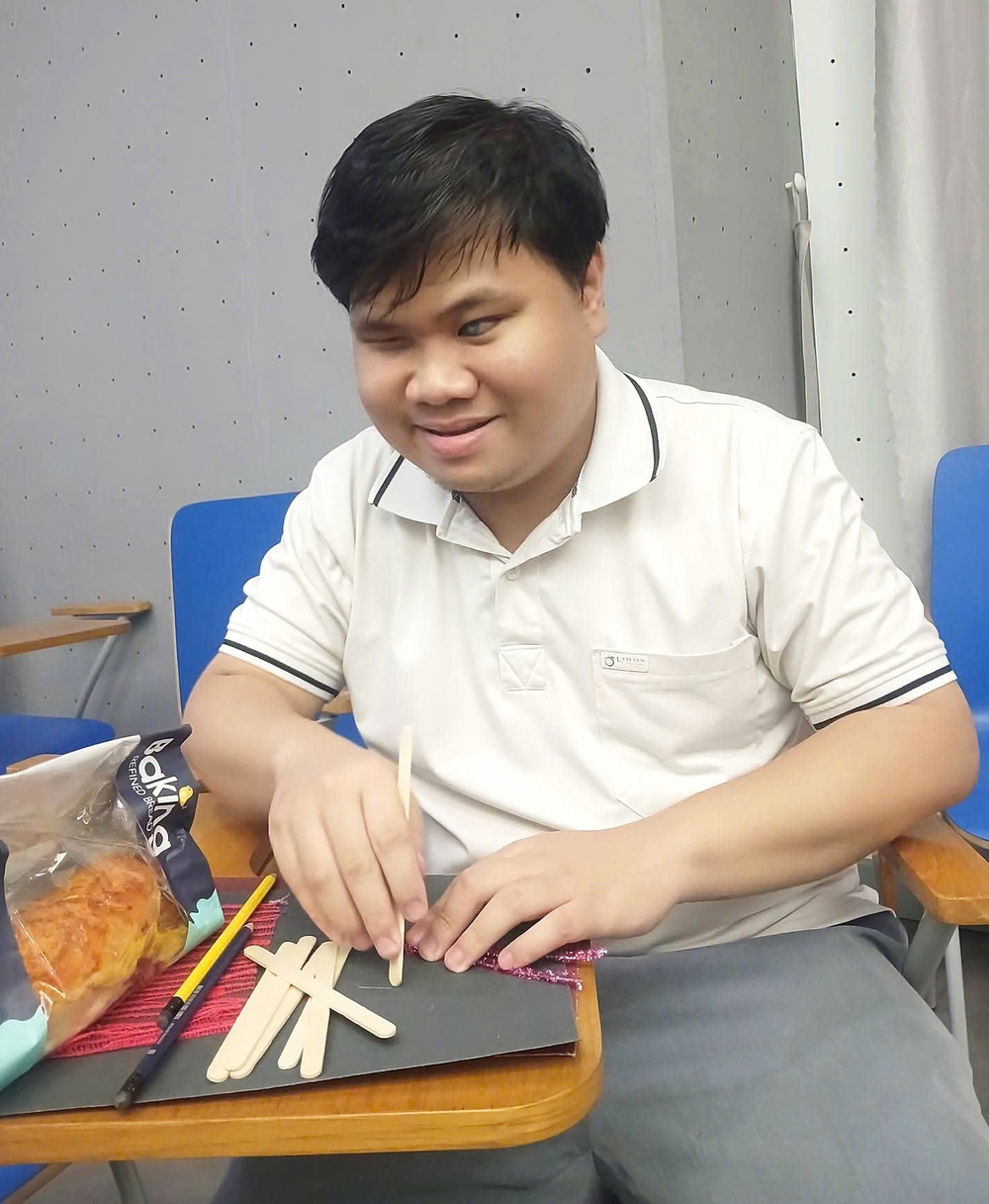 Ước mơ làm BLV bóng đá của chàng trai khiếm thị - Ảnh 2.