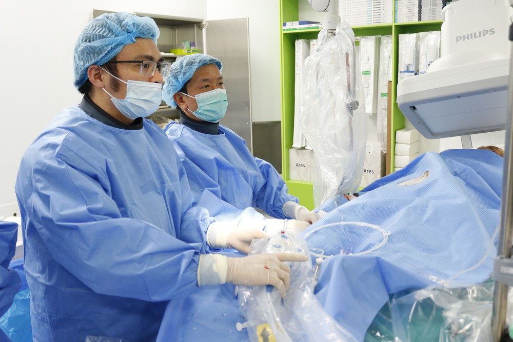 Bệnh viện Bạch Mai cơ sở Ninh Bình thực hiện thành công 5 ca can thiệp mạch vành phức tạp - Ảnh 5.
