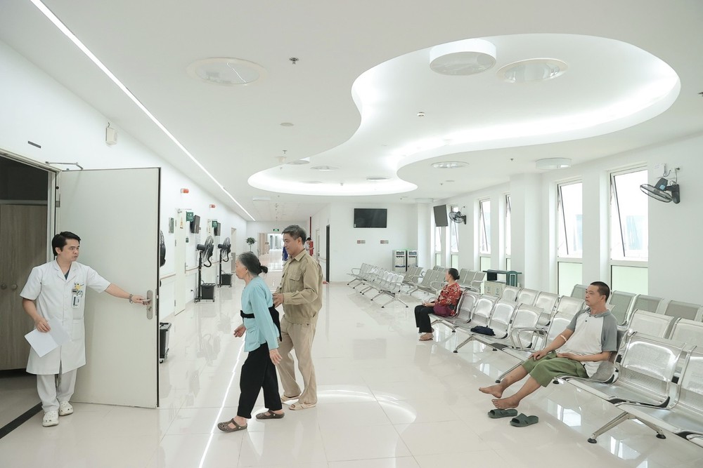 Hiện thực hóa mục tiêu xây dựng nền y tế hiện đại, lấy người dân làm trung tâm - Ảnh 1.