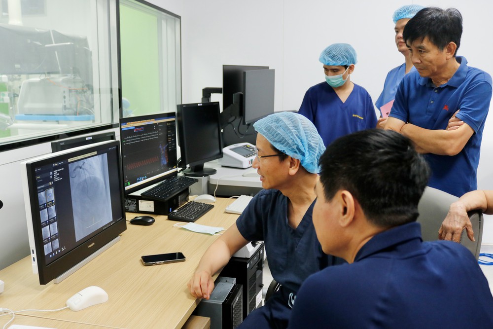 Bệnh viện Bạch Mai cơ sở Ninh Bình thực hiện thành công 5 ca can thiệp mạch vành phức tạp - Ảnh 1.