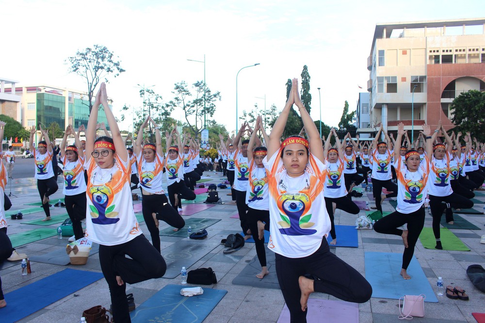 Lâm Đồng: Hơn 500 người đồng diễn nhân Ngày quốc tế Yoga lần thứ 12 - Ảnh 2.