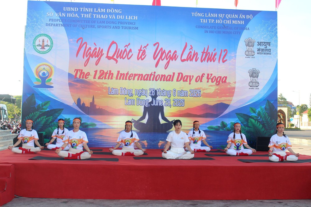 Lâm Đồng: Hơn 500 người đồng diễn nhân Ngày quốc tế Yoga lần thứ 12 - Ảnh 1.