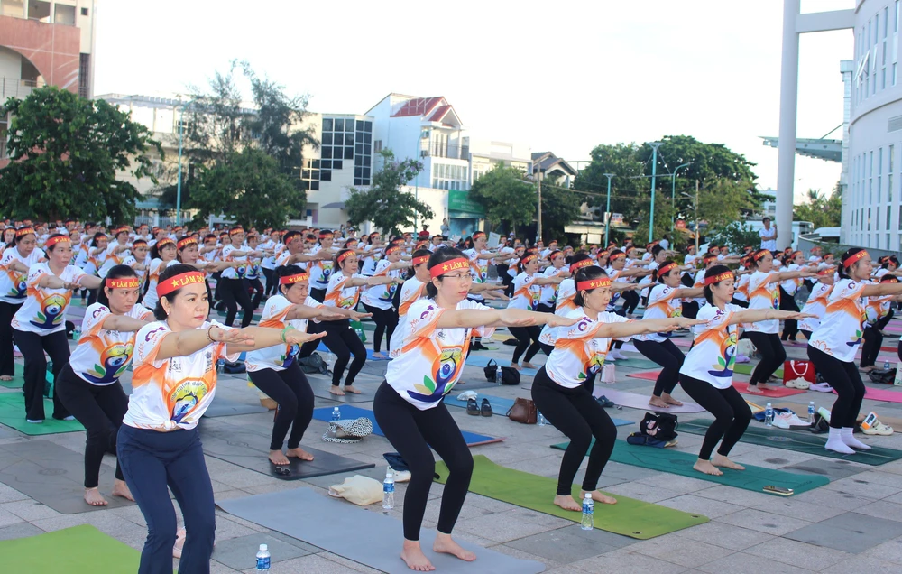 Lâm Đồng: Hơn 500 người đồng diễn nhân Ngày quốc tế Yoga lần thứ 12 - Ảnh 5.