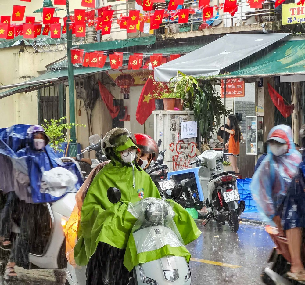 Nắng nóng chưa hạ nhiệt ở miền Trung, Bắc Bộ và Tây Nguyên có nơi mưa to - Ảnh 2.