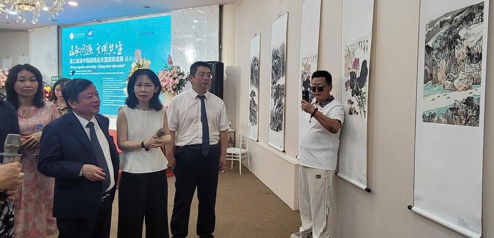 Khai mạc triển lãm lưu động các nước ASEAN tại Hà Nội - Ảnh 1.