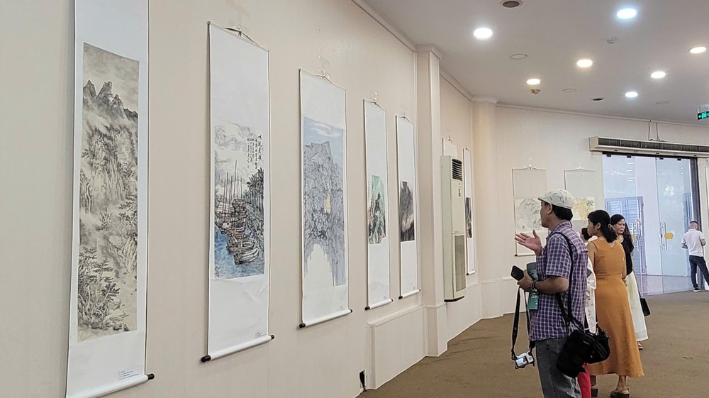 Khai mạc triển lãm lưu động các nước ASEAN tại Hà Nội - Ảnh 2.