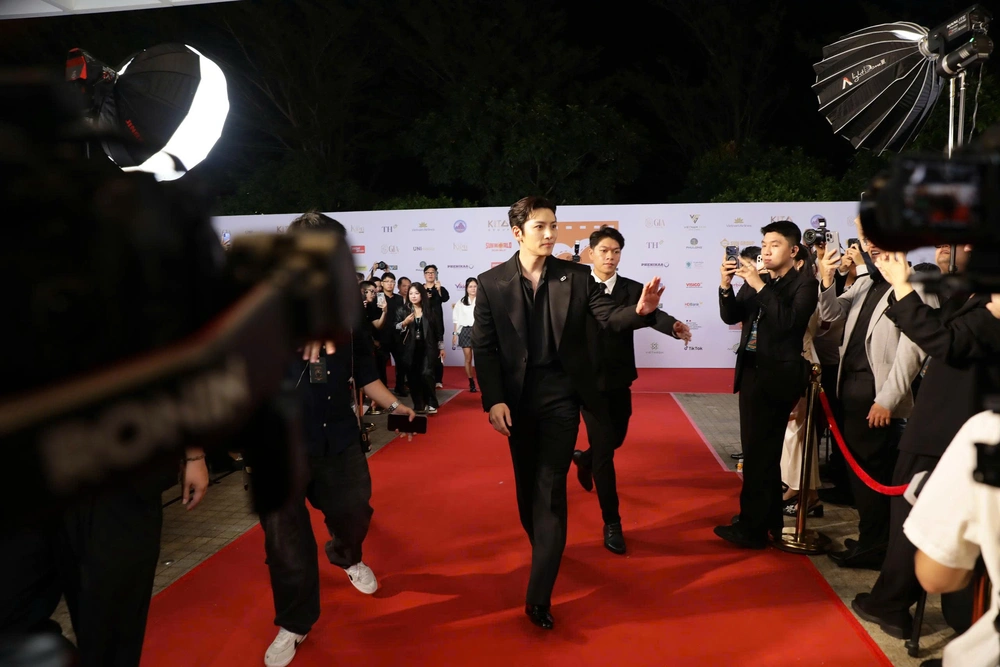 Ji Chang Wook, Jung II Woo cùng dàn sao Việt đổ bộ thảm đỏ DANAFF IV 2026 - Ảnh 1.