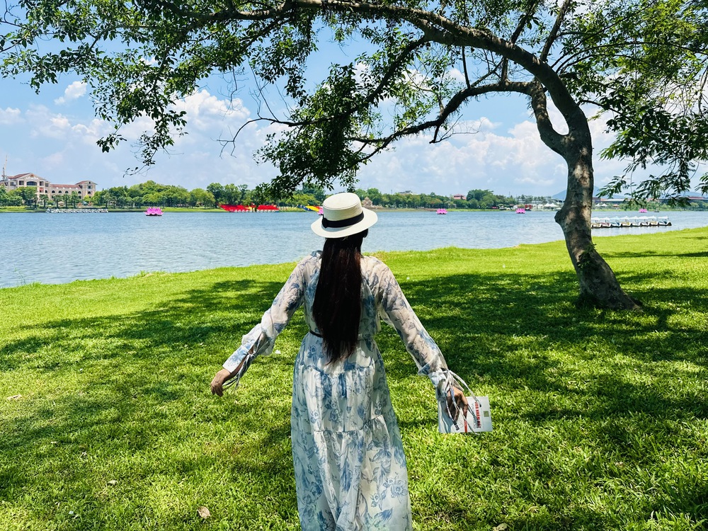 Có một "nàng thơ" rất khác ở Huế: Sông Hương và Mùa hè đẹp nhất! - Ảnh 1.