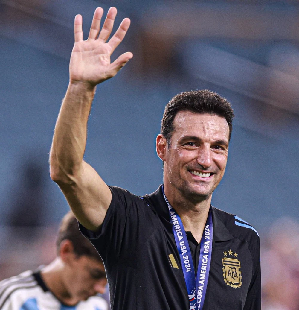 Theo ESPN, HLV Lionel Scaloni đã đạt thỏa thuận gia hạn hợp đồng với Liên đoàn Bóng đá Argentina đến năm 2031. Hai bên chỉ còn chờ hoàn tất các thủ tục sau khi World Cup 2026 khép lại. Ảnh: Twitter Romano